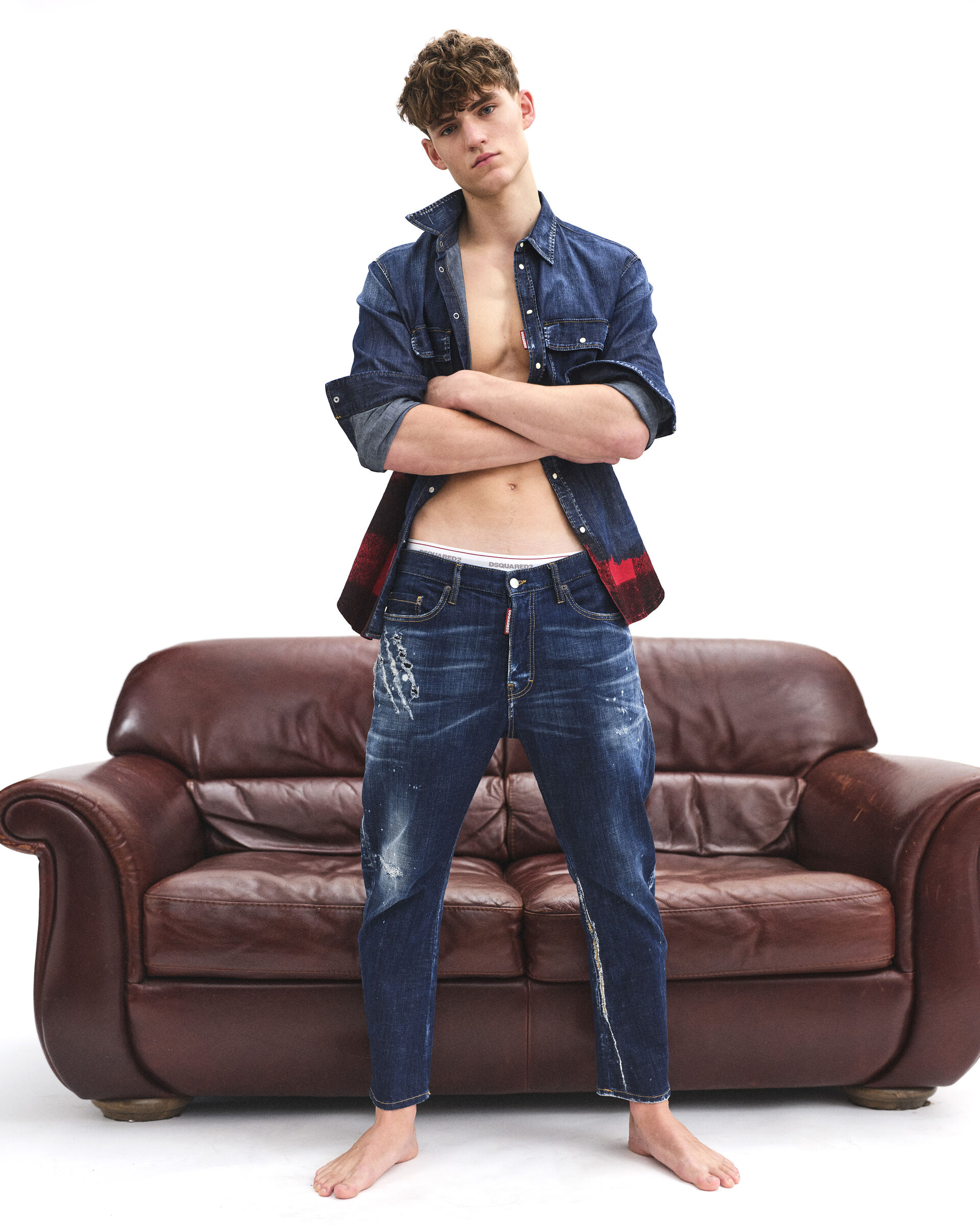 Picture with a men wearing a denim in a sofa